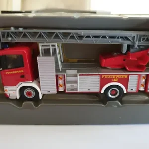 Vehículo Miniatura Schuco,  H0 Carro Escala Bomberos Scania Rojo Plateado