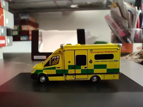 Ambulancia Oxford, Escala N, En Miniatura Mercedes Benz Amarillo - Imagen 2