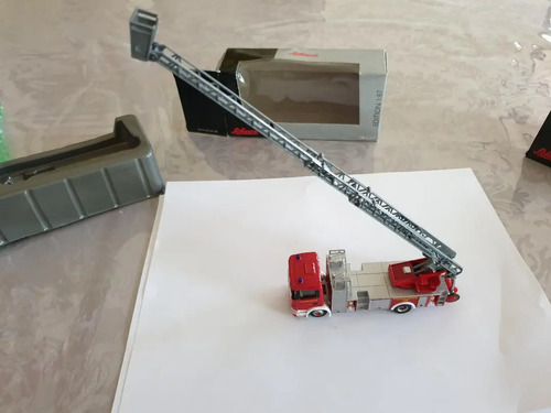 Vehículo Miniatura Schuco, H0 Carro Escala Bomberos Scania Rojo Plateado - Imagen 5