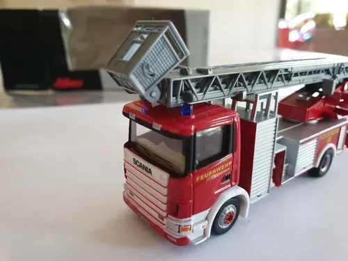 Vehículo Miniatura Schuco, H0 Carro Escala Bomberos Scania Rojo Plateado - Imagen 3