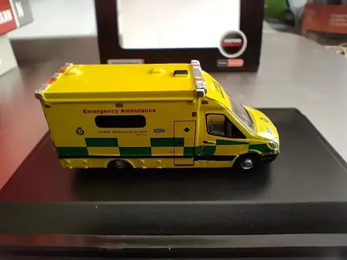 Ambulancia Oxford, Escala N, En Miniatura Mercedes Benz Amarillo - Imagen 3