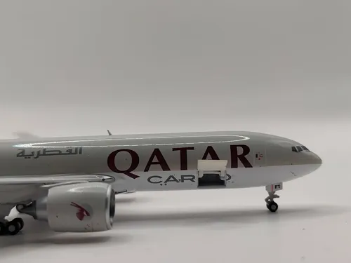 Aviòn Gemini Jets, Boeing 777f Qatar Cargo Gris Burdeo - Imagen 4