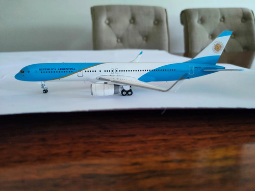 Aviòn Miniatura Jcwings, Escala 200 Boeing 757 200 Arg-01 Celeste Blanco - Imagen 3