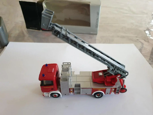 Vehículo Miniatura Schuco, H0 Carro Escala Bomberos Scania Rojo Plateado - Imagen 4