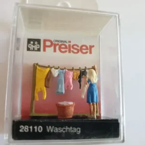 Figura Preiser, Escala H0 28110 Mujer Colgando Ropa