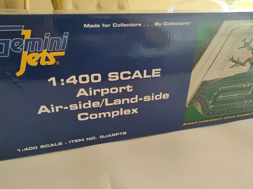 Aeropuerto En Miniatura Gemini Jets, 400 Con Luz Y 7 Mangas Plateado Gris - Imagen 6