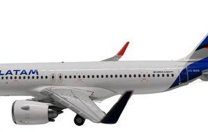 Avión Miniatura Gemini 200 Latam Airbus A320neo Blanco, Azul, Rojo