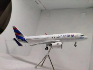 Avión Miniatura Gemini 200 Latam Airbus A320neo Blanco, Azul, Rojo ...